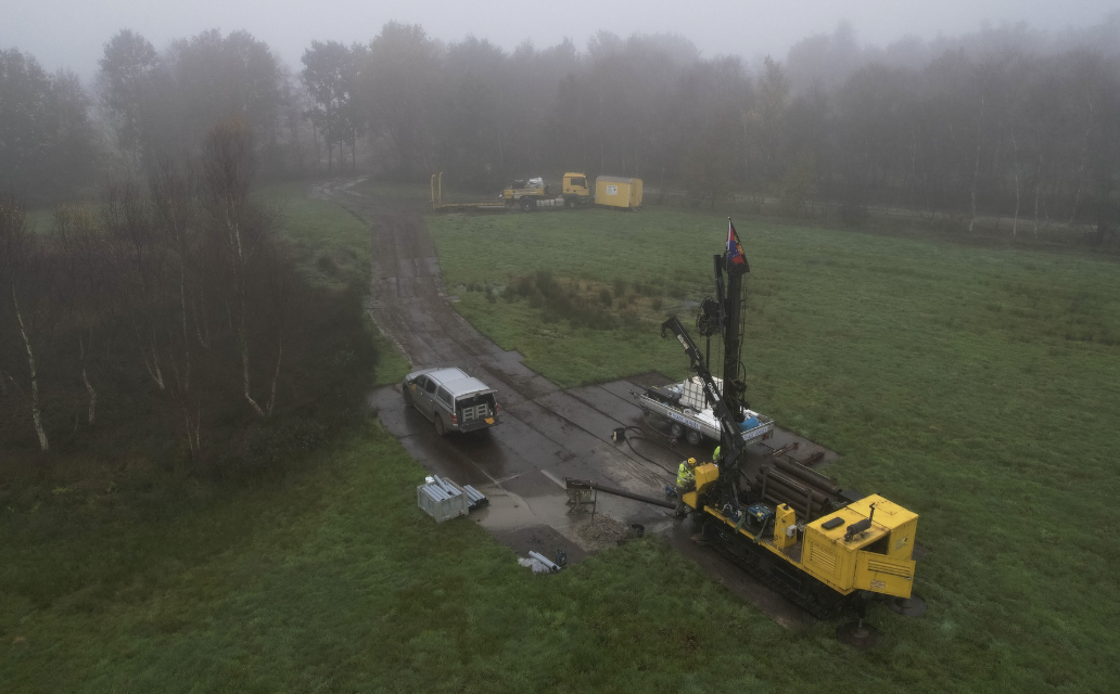 Luftaufnahme Baugrunderkundung mitten im Naturschutzgebiet, Gerät steht auf ausgelegten Stahlplatten