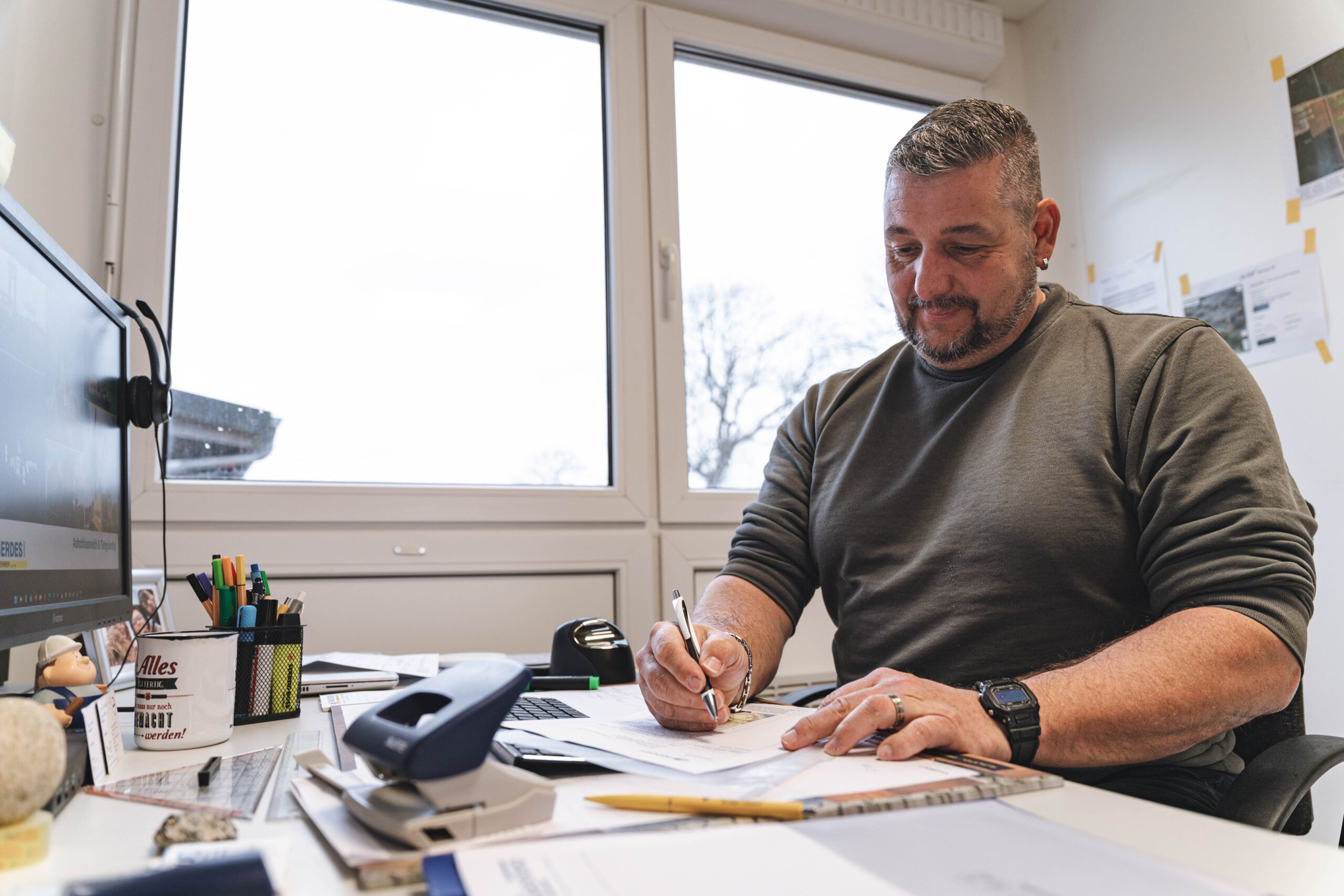 Mitarbeiter von Thade Gerdes verfasst einen Bericht über die Bohrpfahlgründung