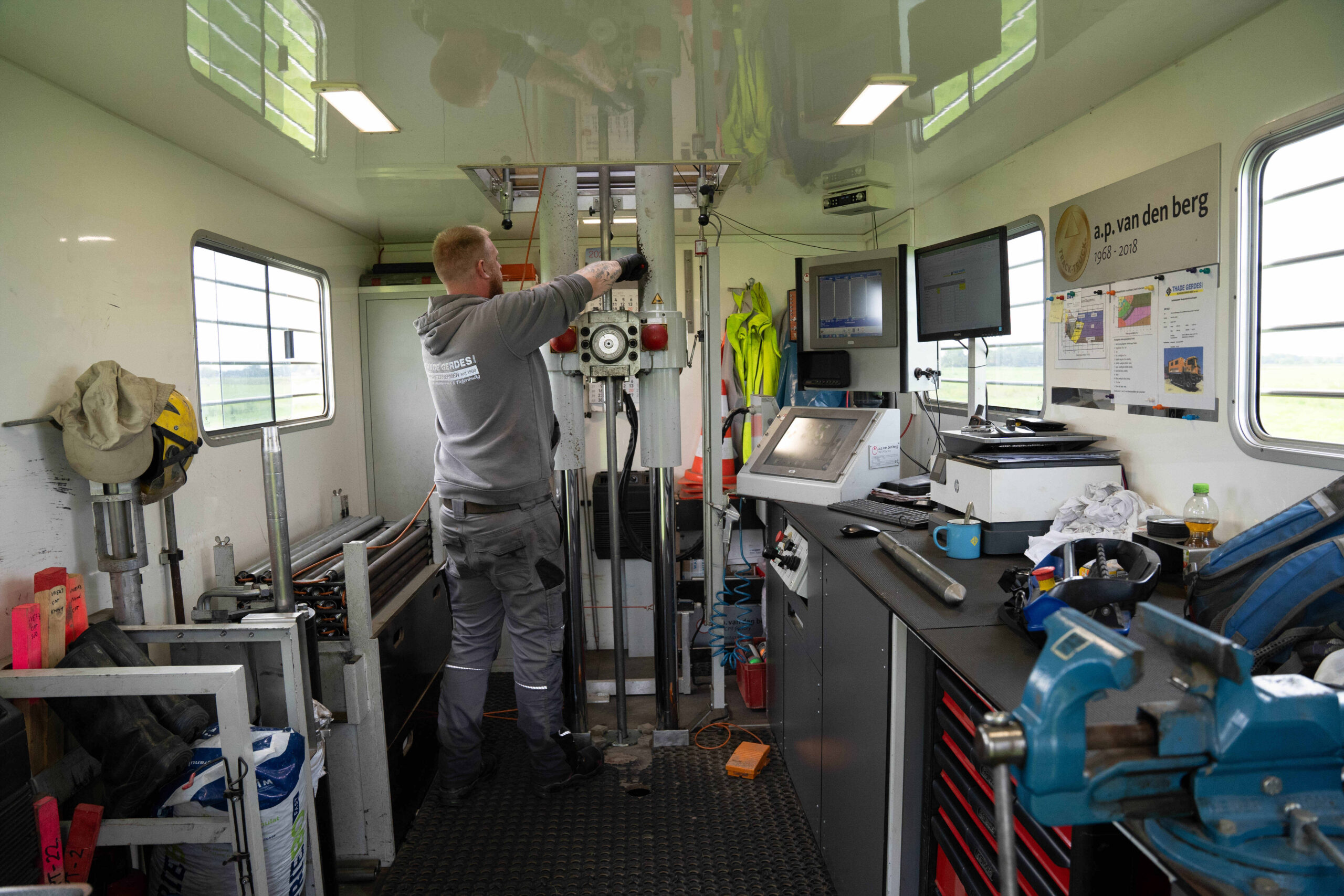 Mitarbeiter bei der Drucksondierung (CPT) im Messcontainer mit Sonde zur Baugrunderkundung