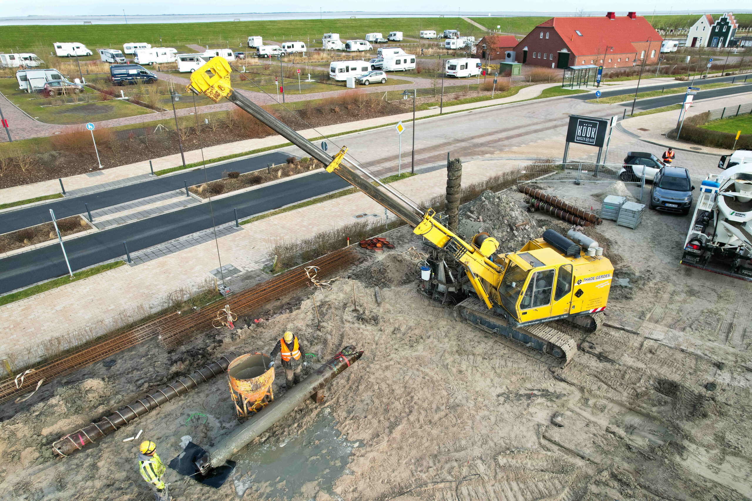 Tiefgründung mit Bohrpfählen für Wohn- und Geschäftshaus in Neuharlingersiel auf anspruchsvollem Baugrund